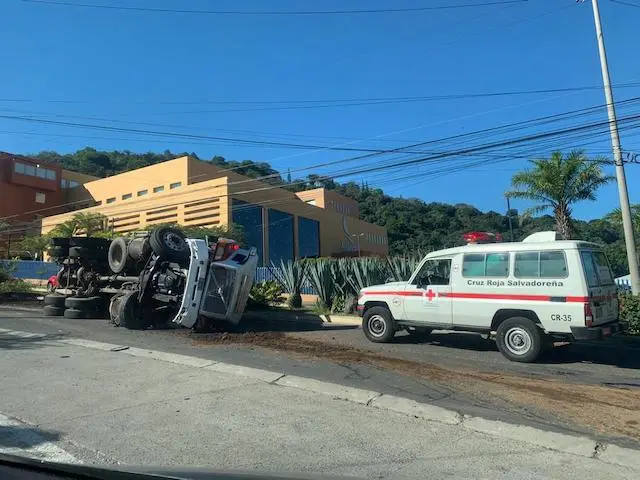 Accidente cami&oacute;n Santa Elena 16 enero 2023