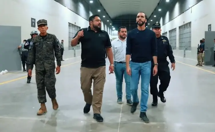 Presidente Bukele realiza recorrido en megapenal