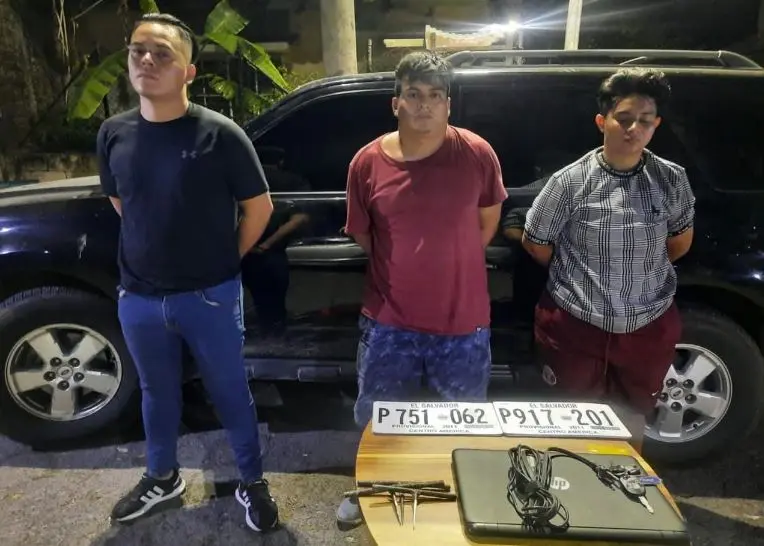 Tres j&oacute;venes abr&iacute;an carros