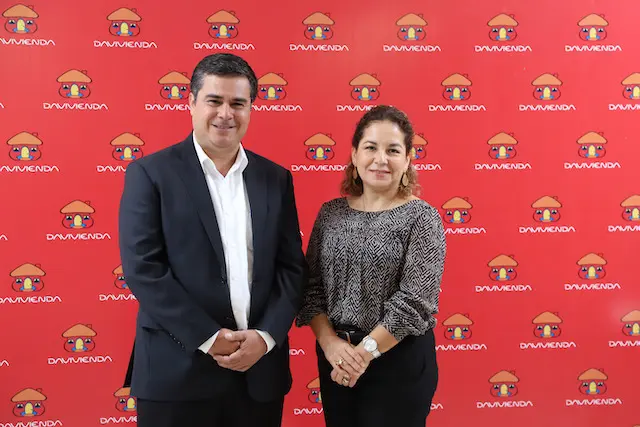 Claudia Barrientos, Jefa de Beneficios y Adquirencias junto a Carlos Cerna, Administrador de Productos, ambos de Banco Davivienda durante la Conferencia de prensa para anunciar las promociones para el D&iacute;a de las Madres, en el Centro Financiero en San Salvador, el 4 de mayo de 2023, en San Salvador.
Foto Banco Davivienda/ Salvador Mel&eacute;ndez