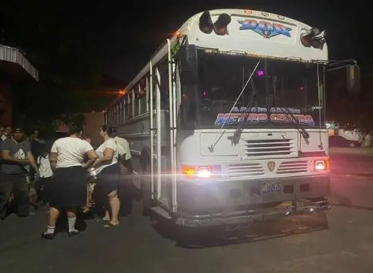 Se cay&oacute; de autob&uacute;s