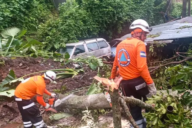 Protecci&oacute;n Civil Mejicanos derrumbe lluvias