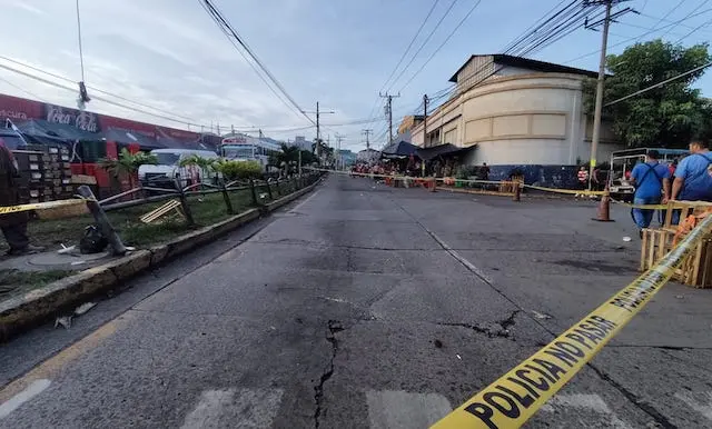 Hundimiento de calle frente a La Tiendona
