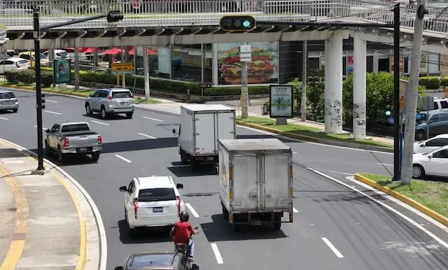 Sem&aacute;foros en redondel Masferrer San Salvador