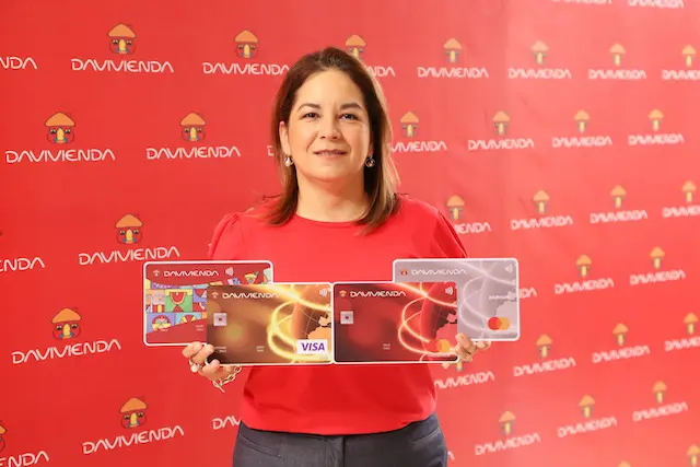Claudia Barrientos, Jefa de Beneficios y Adquirencias de Banco Davivienda Salvadore&ntilde;o, en conferencia de prensa para anunciar las promociones de las Tarjetas de Cr&eacute;dito, el jueves 23 de noviembre de 2023.
Foto Banco Davivienda/ Salvador Mel&eacute;ndez