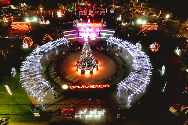 Acto de Inauguraci&oacute;n de la Iluminaci&oacute;n Navide&ntilde;a 2023 en Fuentes de Beethoven, sobre el Paseo General Escal&oacute;n, en San Salvador, El Salvador, el 7 de diciembre de 2023.Photo Banco Davivienda/ Salvador Mel&eacute;ndez