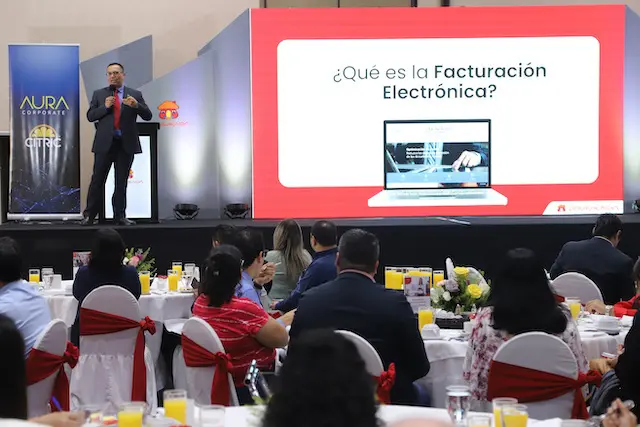 Foro Taller del Masterclass sobre Facturaci&oacute;n Electr&oacute;nica para Pymes para clientes de Banco Davivienda Salvadore&ntilde;o en el Hotel Sheraton Presidente en San Salvador, el 13 de febrero de 2024.
Foto Banco Davivienda por/ Salvador Melendez