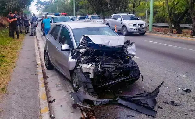Mujer muere al chocar contra microbús 18-04-2024