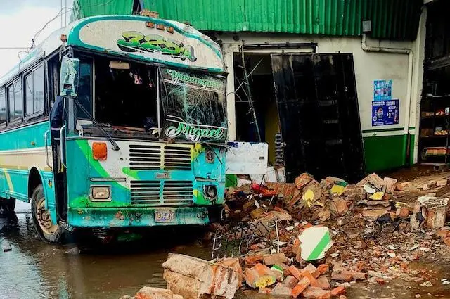 Autobús accidente lluvias 18-06-2024