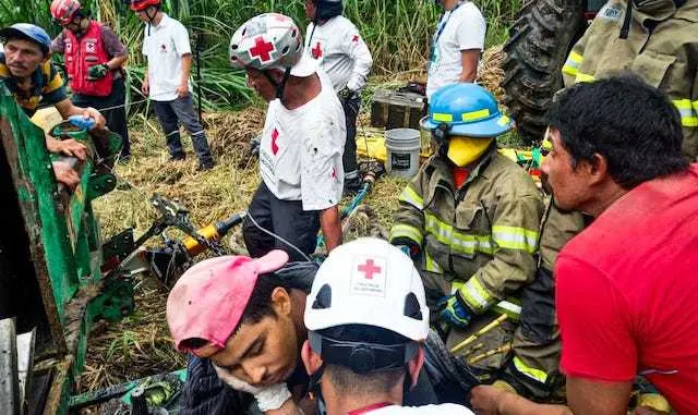 Rescatan a joven que quedó atrapado en máquina cortadora de maleza 03-07-2024