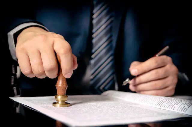  delito falsedad documental estafa