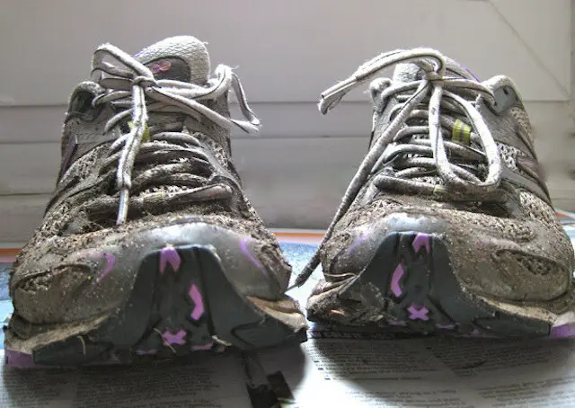 zapatos tenis secándose