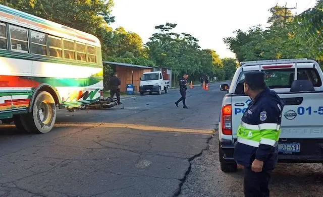 Motociclista muere choque contra bus Suchitoto 25-10-2024