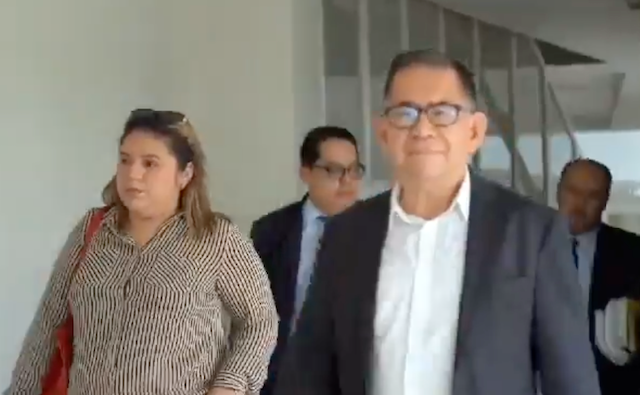 Eugenio Chicas y esposa