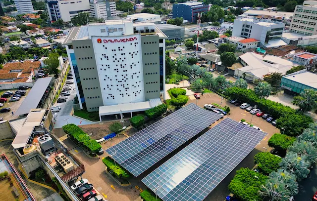 Fotograf&iacute;as a&eacute;reas de las instalaciones de Paneles Solares para generar energ&iacute;a fotovoltaica en Banco Davivienda Centro Financiero, San Salvador, El Salvador, el 29 de noviembre de 2024.
Foto Banco Davivienda Salvadore&ntilde;o/ Salvador Melendez