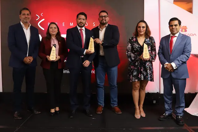 Entrega de Premios Inspira 2024, entregados por Banco Davivivienda El Salvador a sus proveedores que destacan en tecnolog&iacute;a para el usuario, durante un almuerzo, en San Salvador, El Salvador, el 26 de noviembre de 2024
Foto Banco Davivienda/ Salvador Mel&eacute;ndez