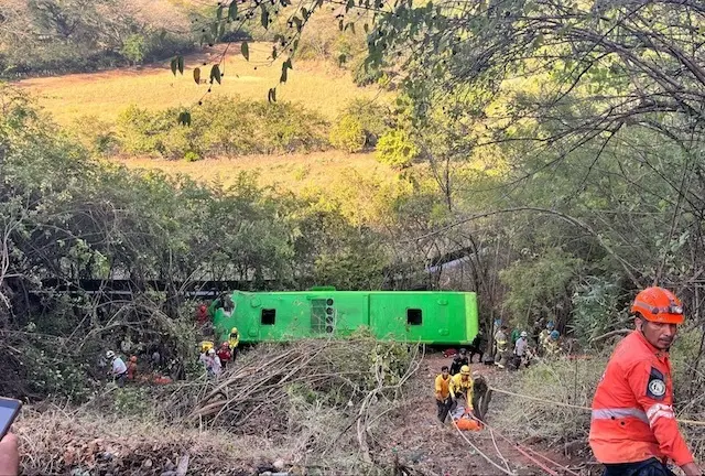 Bus cae a barranco en quebrada seca-febrero 2025
