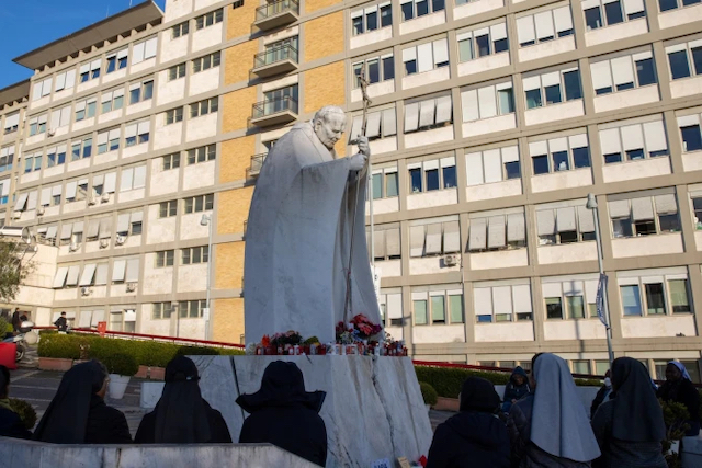 Rezo del Rosario frente al Hospital Gemelli, donde se encuentra hospitalizado el Papa Francisco copia