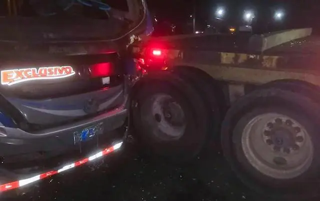 Choque microbús 252 contra rastra, Sonsonate, 31-03-2025