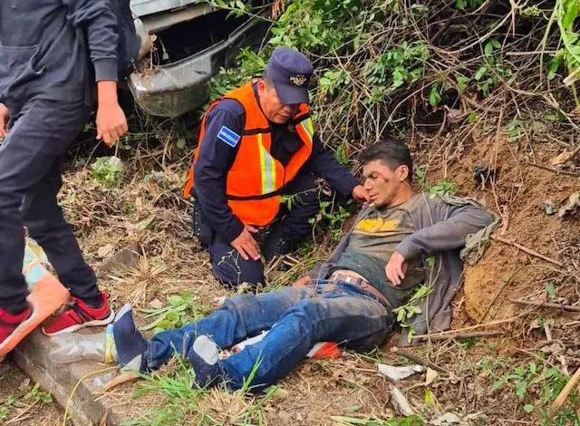 Lesionados choque pick up con camión arenero 01-04-2025