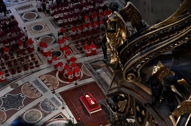 Féretro Papa Francisco Basílica de San Pedro