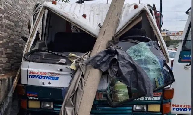 Dos peatones y un acompañante lesionados en choque de camión contra muro de motel 06-06-2025