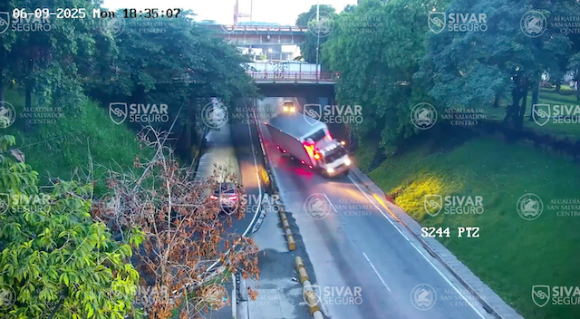 Camión volcado Manuel Enrique Araujo 09-06-2025