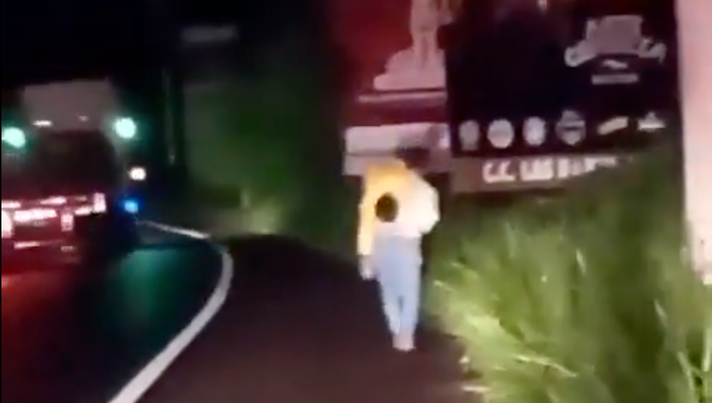 Hombre cargó a su hermano fallecido