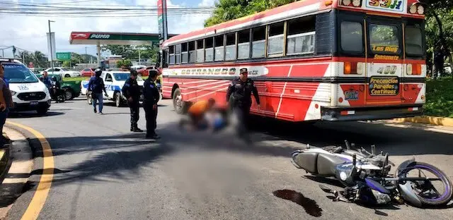Motociclista fallecida tras chocar contra bus ruta 53 J-1, Sonsonate, 17-07-2025