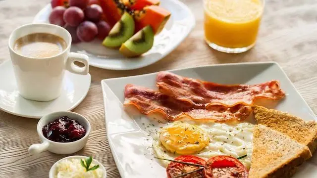 Desayuno rico en proteínas