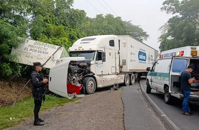 Fallecido en choque vehículo rastra Nueva Concepción Chalatenango 05-09-2025