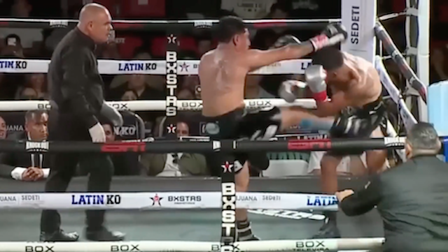 Ángel Fierro da una patada a Abraham Cordero 04-10-2025