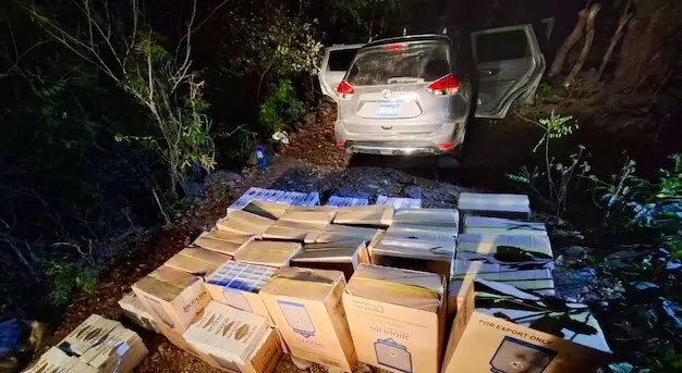 Camioneta abandonada con cigarrillos de contrabando