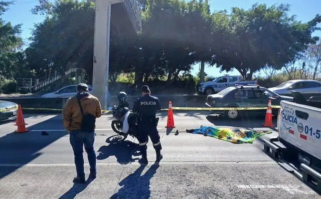 Acompañante de motociclista atropellada por una rastra