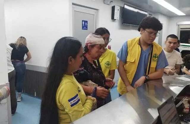 Mujer de 53 años lesionada víctima de asalto el 21 de febrero de 2026 en el centro de San Salvador