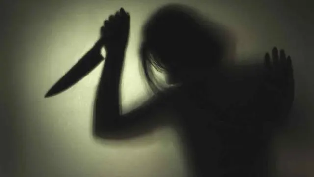 mujer con cuchillo