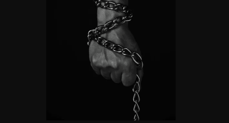 cadena metálica en la mano