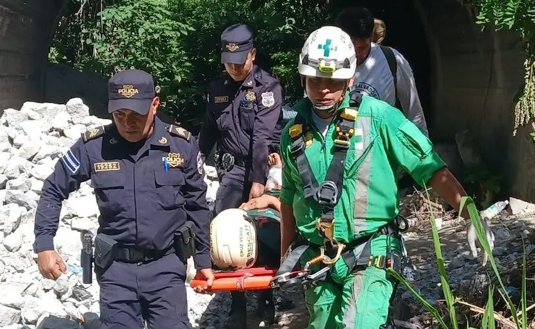 Alcohólico cayó en un barranco