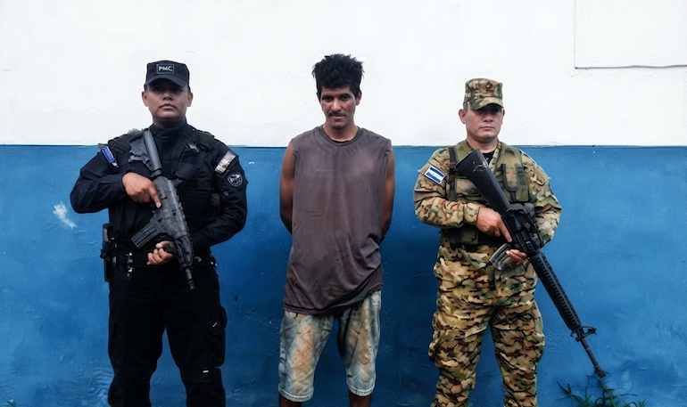 Mauricio Enrique Ayala Meléndez, 28 años de edad, lesiones, expresiones de violencia contra las mujeres, desobediencia en caso de medidas cautelares o de protección.