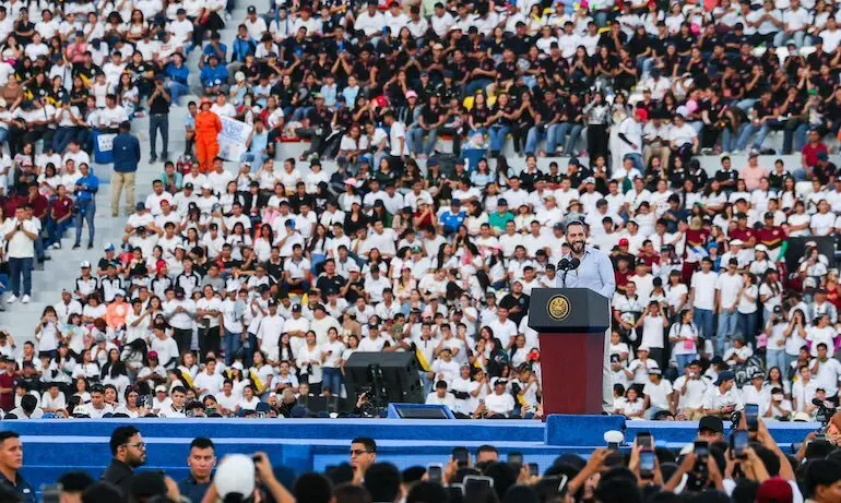 Nayib Bukele becas universitarias