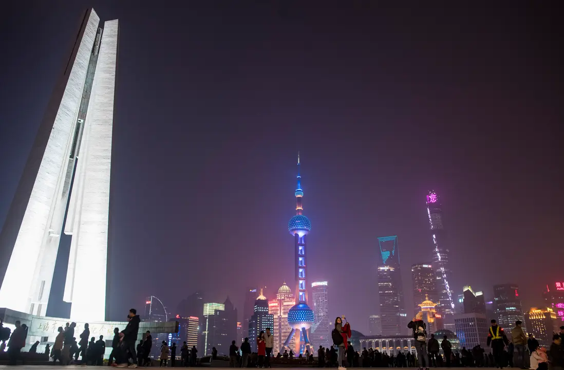 Los rascacielos del distrito financiero Lujiazui, en Shangái vistos durante el apagón en China.