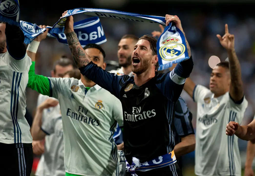 El capitán Sergio Ramos festeja la consecusión de La Liga luego de cinco años de sequía