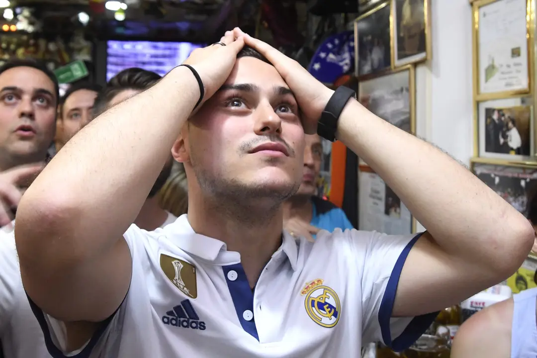 Un aficionado del Real Madrid se lamenta tras el gol que dio el empate temporal a la Juventus