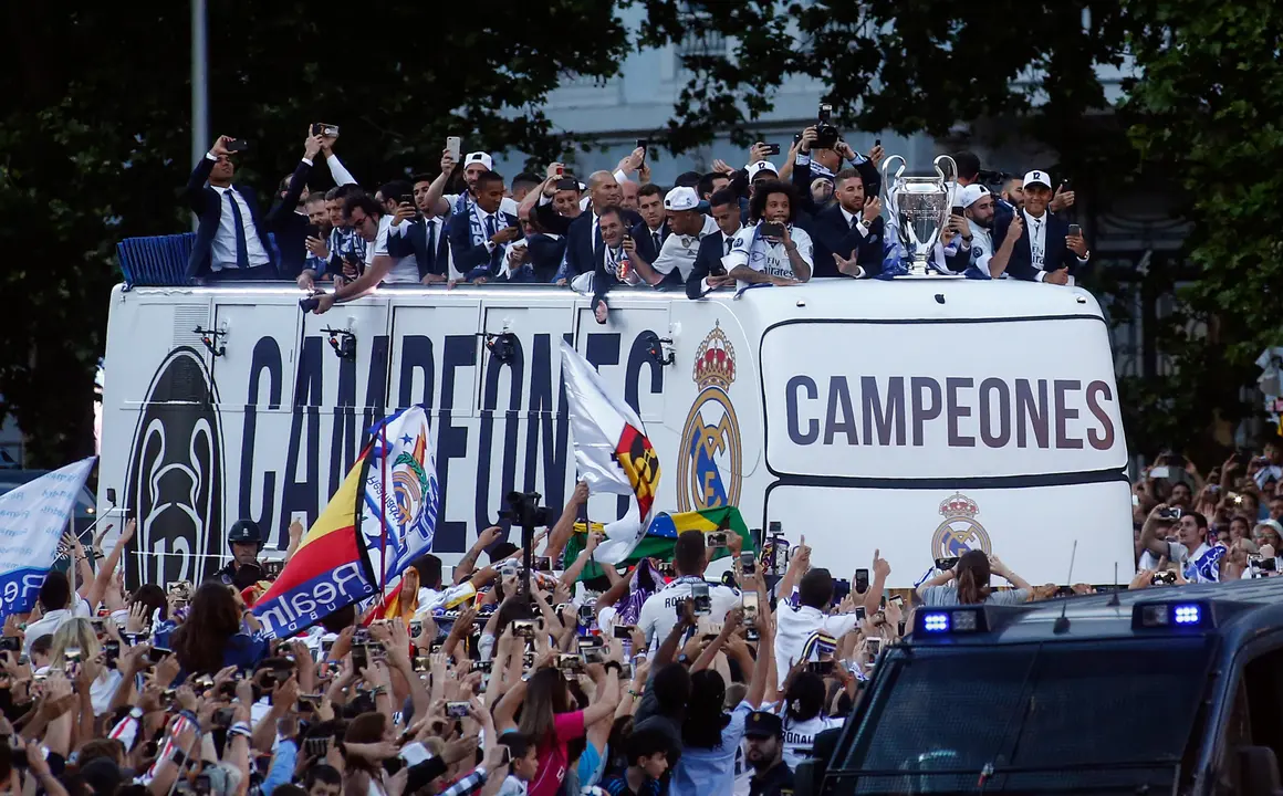 El autobús con los jugadores fue vitoriado a lo largo de muchas cuadras de Madrid.