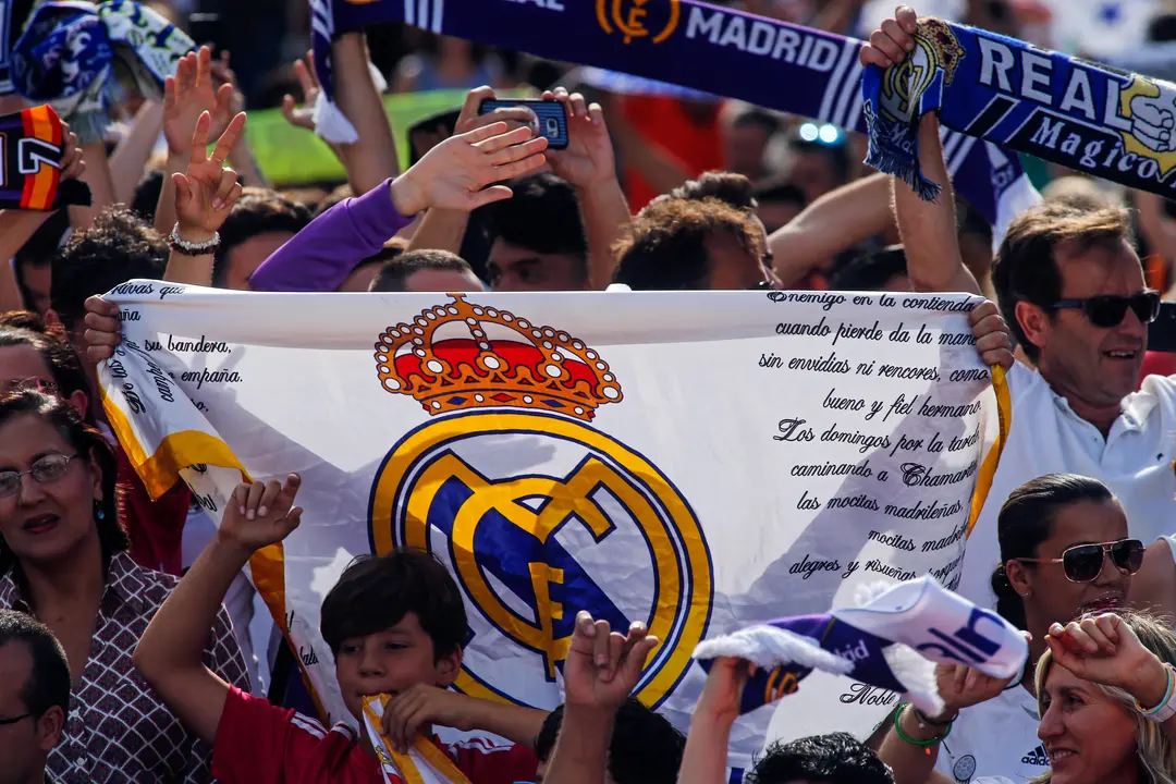 Aficionados ondean una bandera con el escudo del flamante campeón de Europa