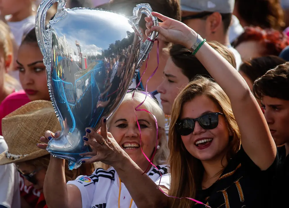 La belleza de las aficionadas madridistas no podía faltar.