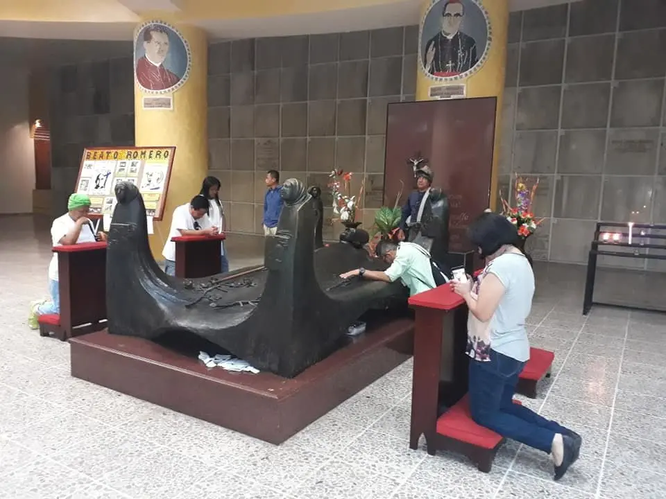 Fieles católicos antes de iniciar la caminata