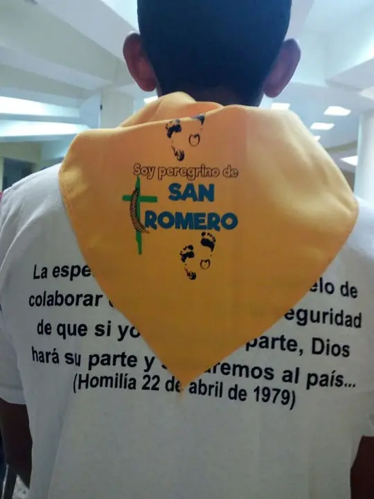 Uno de los asistentes a la misa con camiseta de Monseñor Romero