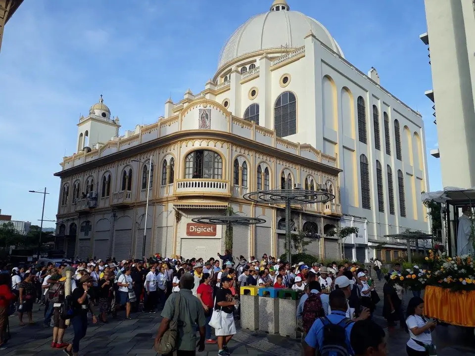 Fieles reunidos antes de iniciar en Ciudad Barrios