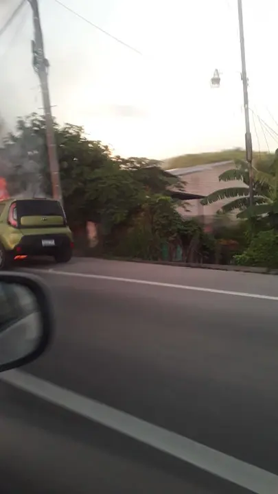 Carro incendiado en Troncal 2